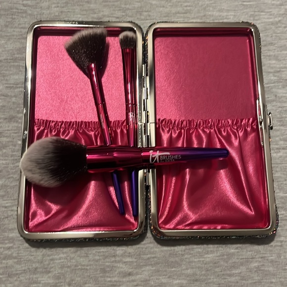 IT COSMETICS Rockstar Brushes Set Powder Highlight Shadow + Glitter Clutch NWOT - Picture 4 of 6